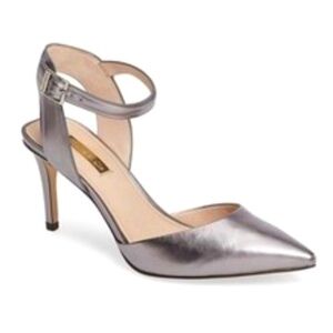 Louise et‎ Cie shoes 7
KOTA PEWTER ANKLE STRAP PUMP
Size 7
HEEL 3 1/4”